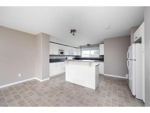 2-220 Swanson Crescent, Fort Mcmurray, AB - Indoor Photo Showing Kitchen