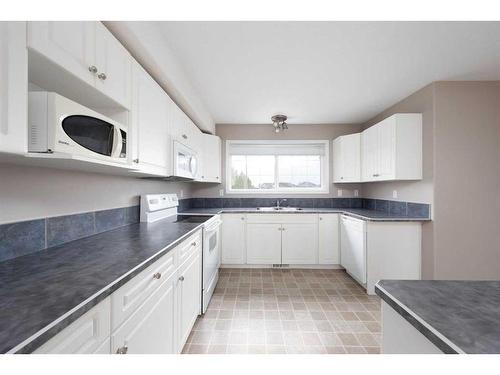 2-220 Swanson Crescent, Fort Mcmurray, AB - Indoor Photo Showing Kitchen