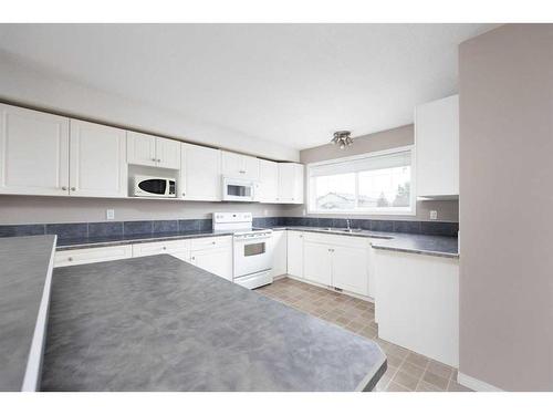 2-220 Swanson Crescent, Fort Mcmurray, AB - Indoor Photo Showing Kitchen