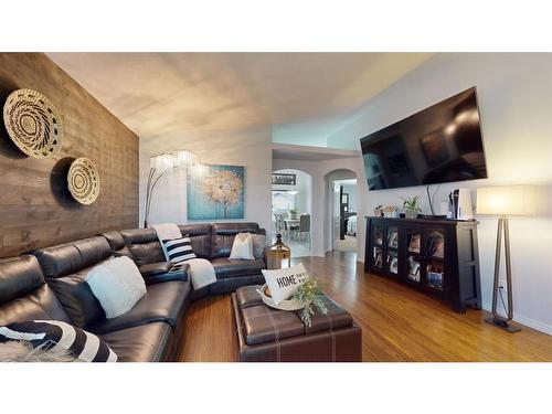 205 Elm Street, Fort Mcmurray, AB - Indoor Photo Showing Living Room