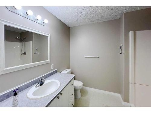 180 Bussieres Drive, Fort Mcmurray, AB - Indoor Photo Showing Bathroom