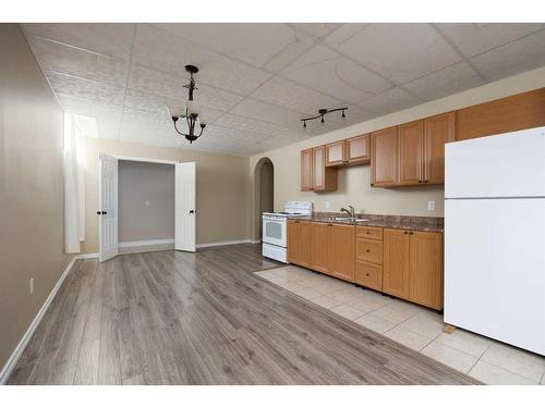 498 Pacific Crescent, Fort Mcmurray, AB - Indoor Photo Showing Kitchen With Double Sink