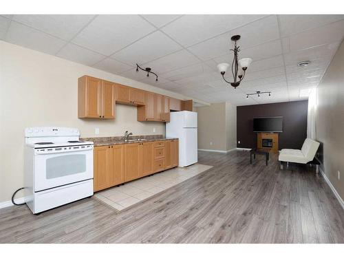 498 Pacific Crescent, Fort Mcmurray, AB - Indoor Photo Showing Kitchen