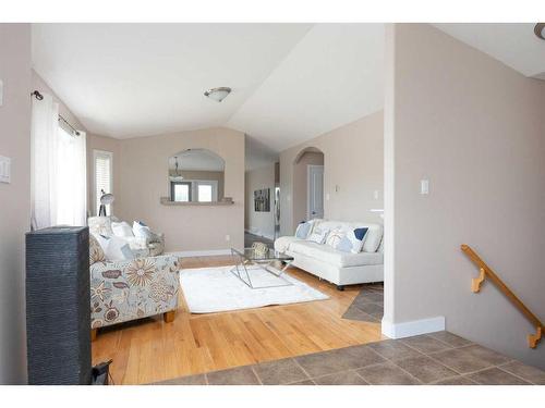 498 Pacific Crescent, Fort Mcmurray, AB - Indoor Photo Showing Living Room