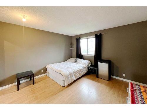 160 Wapiti Crescent, Fort Mcmurray, AB - Indoor Photo Showing Bedroom