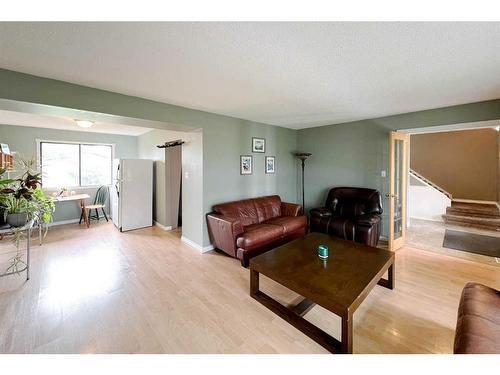 160 Wapiti Crescent, Fort Mcmurray, AB - Indoor Photo Showing Living Room