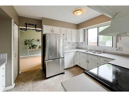 160 Wapiti Crescent, Fort Mcmurray, AB - Indoor Photo Showing Kitchen With Double Sink