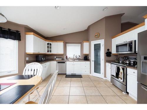 221 Waniandy Way, Fort Mcmurray, AB - Indoor Photo Showing Kitchen