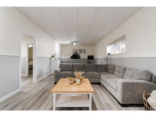 7104 Hughes Avenue, Fort Mcmurray, AB - Indoor Photo Showing Living Room