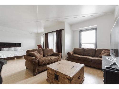 303-8026 Franklin Avenue, Fort Mcmurray, AB - Indoor Photo Showing Living Room