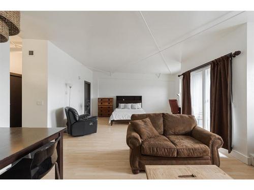 303-8026 Franklin Avenue, Fort Mcmurray, AB - Indoor Photo Showing Living Room