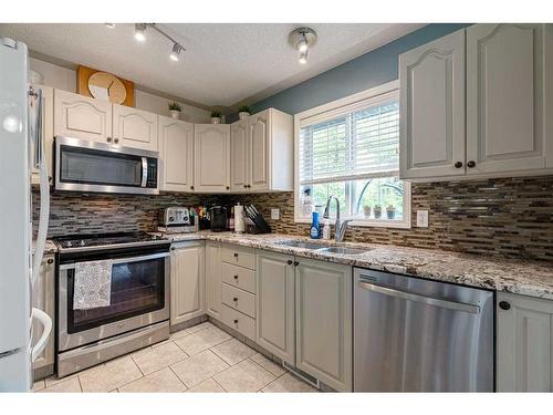 145 Brachett Crescent, Fort Mcmurray, AB - Indoor Photo Showing Kitchen With Double Sink With Upgraded Kitchen