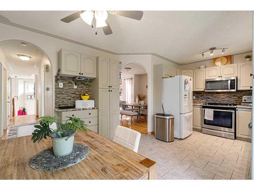 145 Brachett Crescent, Fort Mcmurray, AB - Indoor Photo Showing Kitchen