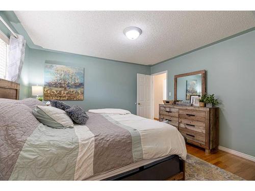 145 Brachett Crescent, Fort Mcmurray, AB - Indoor Photo Showing Bedroom