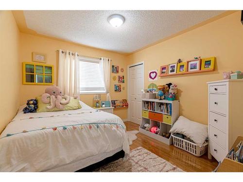 145 Brachett Crescent, Fort Mcmurray, AB - Indoor Photo Showing Bedroom