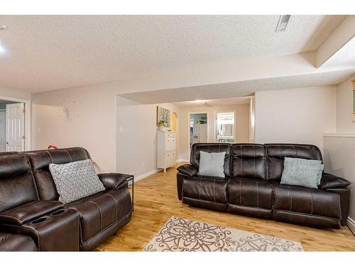 145 Brachett Crescent, Fort Mcmurray, AB - Indoor Photo Showing Living Room