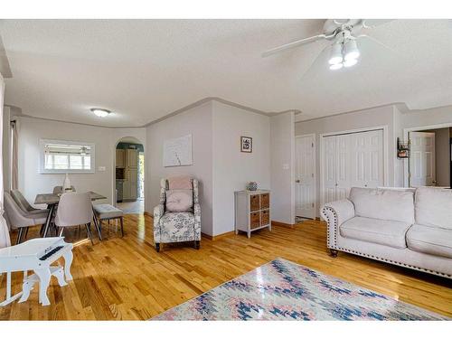 145 Brachett Crescent, Fort Mcmurray, AB - Indoor Photo Showing Living Room