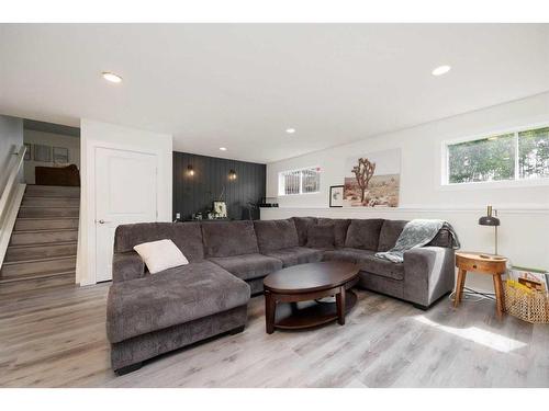 182 Leigh Crescent, Fort Mcmurray, AB - Indoor Photo Showing Living Room