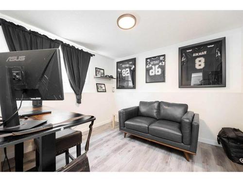 182 Leigh Crescent, Fort Mcmurray, AB - Indoor Photo Showing Living Room