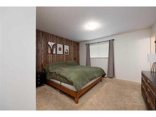 182 Leigh Crescent, Fort Mcmurray, AB - Indoor Photo Showing Bedroom