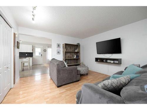 133 Campbell Crescent, Fort Mcmurray, AB - Indoor Photo Showing Living Room