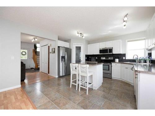 133 Campbell Crescent, Fort Mcmurray, AB - Indoor Photo Showing Kitchen