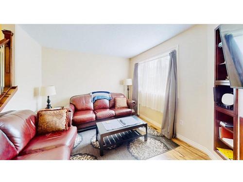 229 Athabasca Avenue, Fort Mcmurray, AB - Indoor Photo Showing Living Room