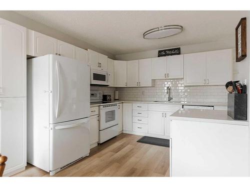 573 Timberline Drive, Fort Mcmurray, AB - Indoor Photo Showing Kitchen