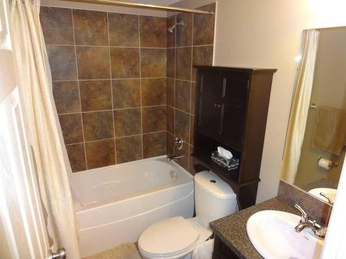 635 Heritage Drive, Fort Mcmurray, AB - Indoor Photo Showing Bathroom