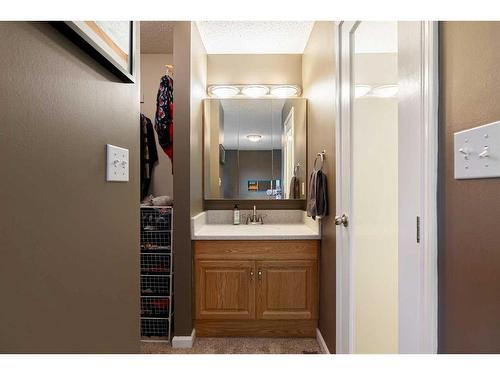 853 Timberline Drive, Fort Mcmurray, AB - Indoor Photo Showing Bathroom