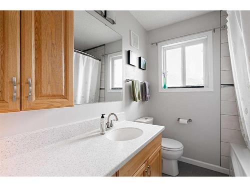 853 Timberline Drive, Fort Mcmurray, AB - Indoor Photo Showing Bathroom