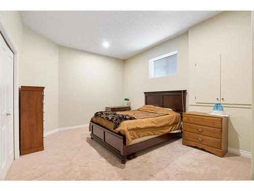 135 Lindstrom Crescent, Fort Mcmurray, AB - Indoor Photo Showing Bedroom