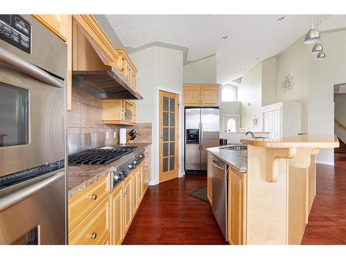 135 Lindstrom Crescent, Fort Mcmurray, AB - Indoor Photo Showing Kitchen With Upgraded Kitchen