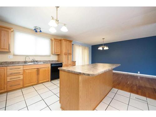 102 Highland Close, Fort Mcmurray, AB - Indoor Photo Showing Kitchen