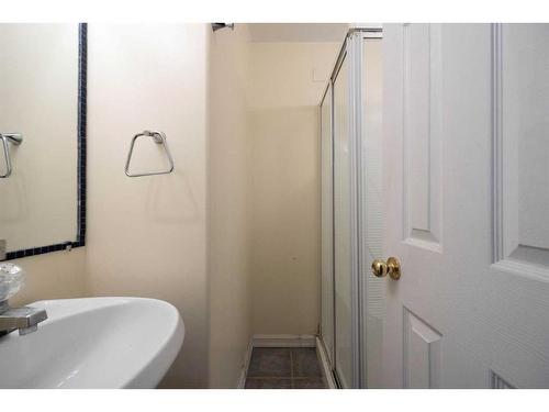 102 Highland Close, Fort Mcmurray, AB - Indoor Photo Showing Bathroom