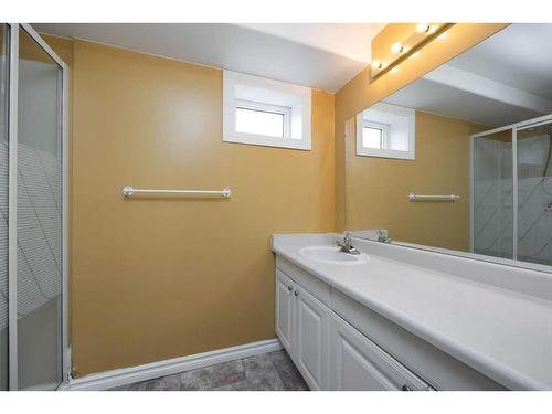 102 Highland Close, Fort Mcmurray, AB - Indoor Photo Showing Bathroom