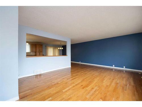 102 Highland Close, Fort Mcmurray, AB - Indoor Photo Showing Other Room