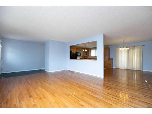 102 Highland Close, Fort Mcmurray, AB - Indoor Photo Showing Living Room