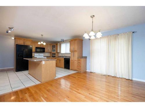 102 Highland Close, Fort Mcmurray, AB - Indoor Photo Showing Kitchen