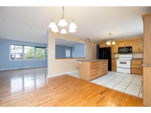 102 Highland Close, Fort Mcmurray, AB - Indoor Photo Showing Kitchen