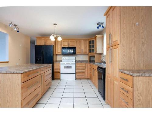 102 Highland Close, Fort Mcmurray, AB - Indoor Photo Showing Kitchen