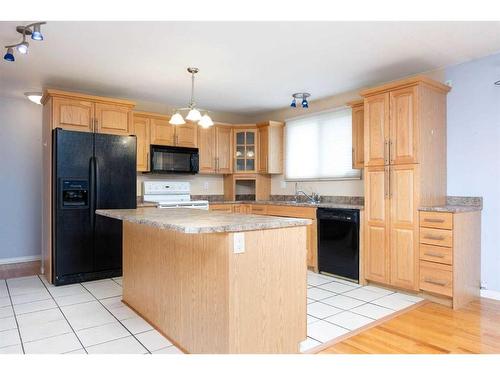 102 Highland Close, Fort Mcmurray, AB - Indoor Photo Showing Kitchen