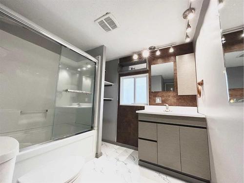 100 Grandview Crescent, Fort Mcmurray, AB - Indoor Photo Showing Bathroom