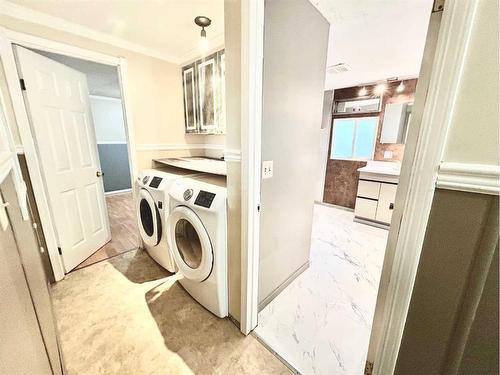 100 Grandview Crescent, Fort Mcmurray, AB - Indoor Photo Showing Laundry Room