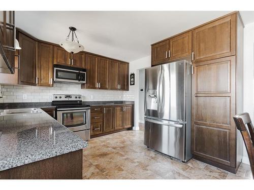 122 Hillary Place, Fort Mcmurray, AB - Indoor Photo Showing Kitchen With Stainless Steel Kitchen