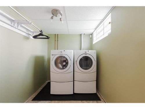 122 Hillary Place, Fort Mcmurray, AB - Indoor Photo Showing Laundry Room