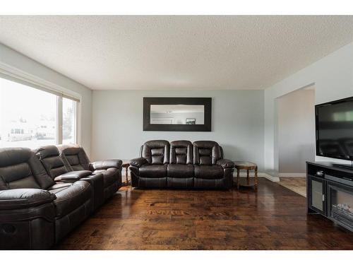 122 Hillary Place, Fort Mcmurray, AB - Indoor Photo Showing Living Room