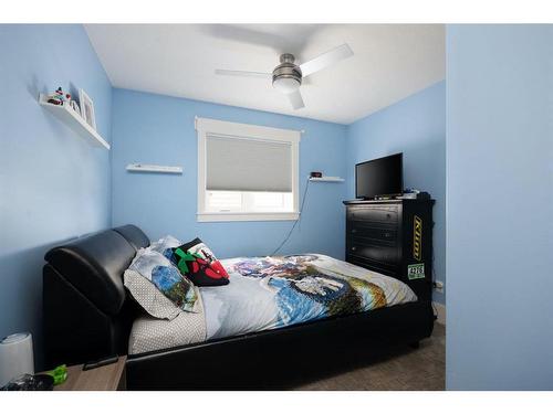157 Ward Crescent, Fort Mcmurray, AB - Indoor Photo Showing Bedroom