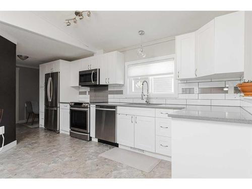 200 Greely Road, Fort Mcmurray, AB - Indoor Photo Showing Kitchen With Upgraded Kitchen