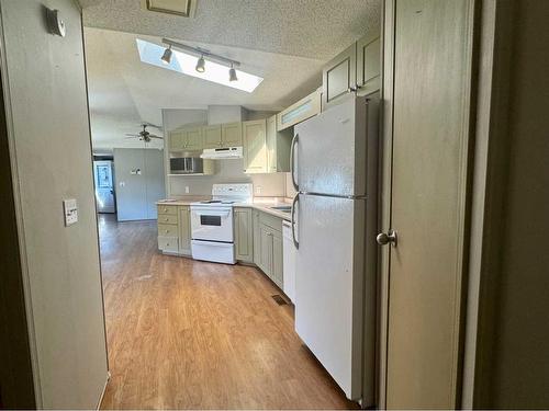 116 Mcinnes Street, Fort Mcmurray, AB - Indoor Photo Showing Kitchen